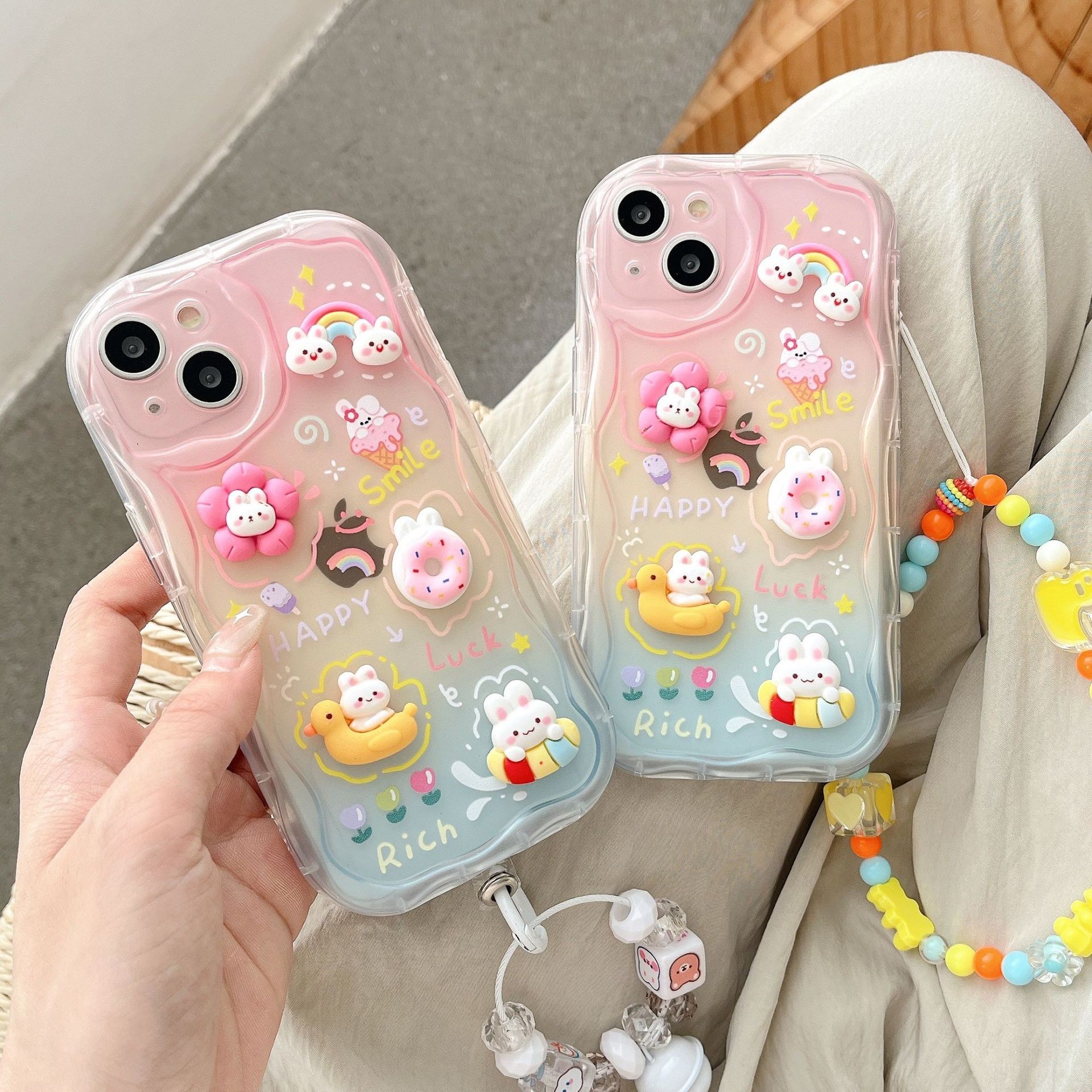 适用苹果16pro立体公仔彩虹鸭子手机壳iPhone13兔子手链奶油纹壳图片