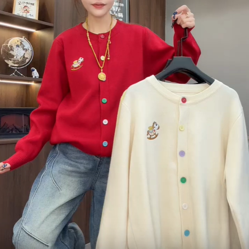 2026春季新款刺绣小马圆领针织开衫女时尚气质百搭糖果色纽扣上衣