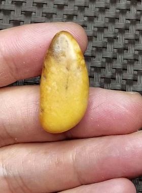 新疆和田籽料原石独籽无修黄皮鸡骨白小吊坠00658