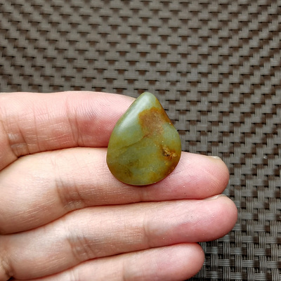 新疆和田玉籽料原石无修真皮青白