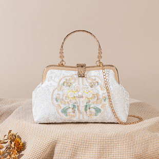 新中式刺绣盘扣国风包包女新款素雅汉服包搭配旗袍马面裙的口金包
