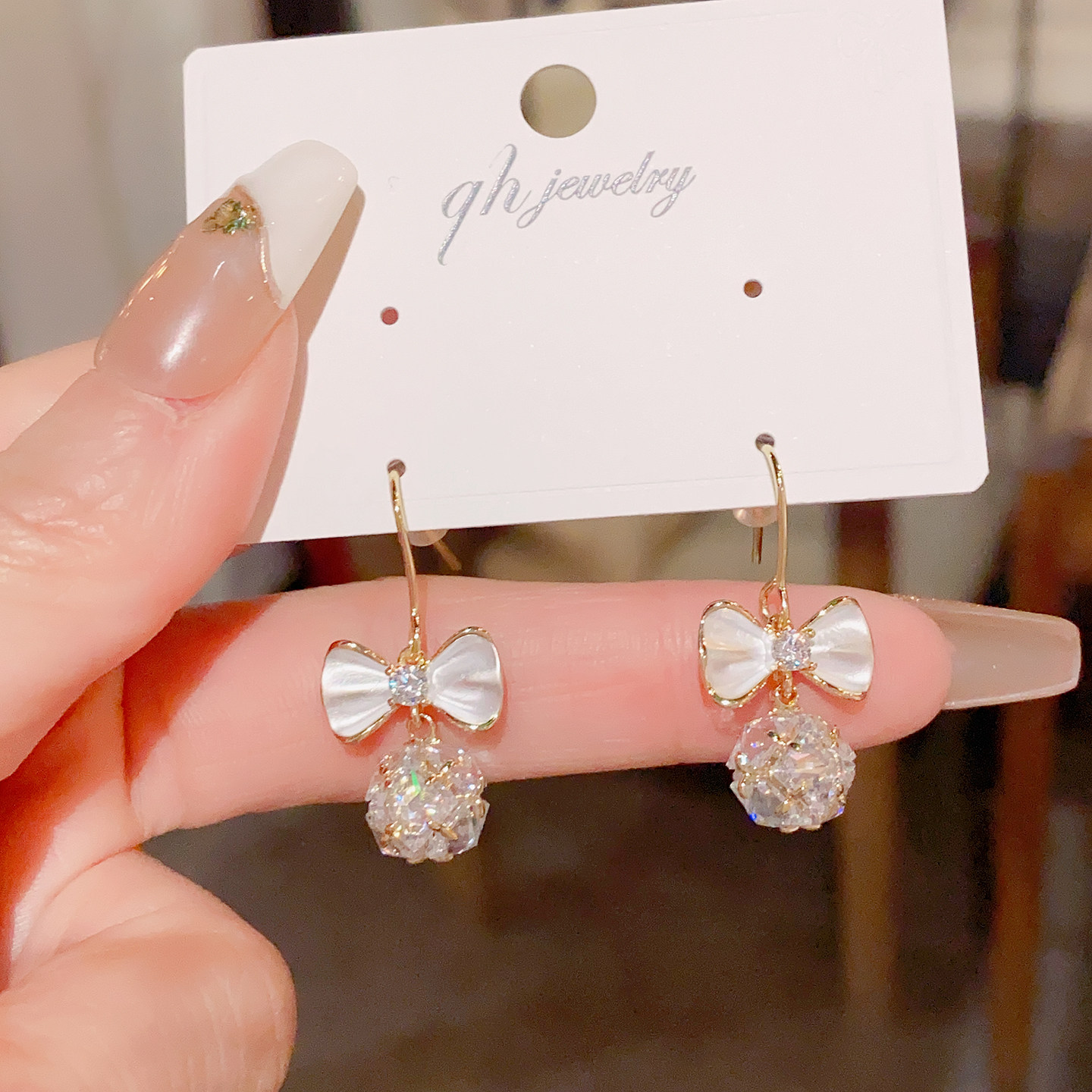 日韩小众简约薄涂蝴蝶结球球耳钩女轻奢时尚百搭设计感高品质耳环