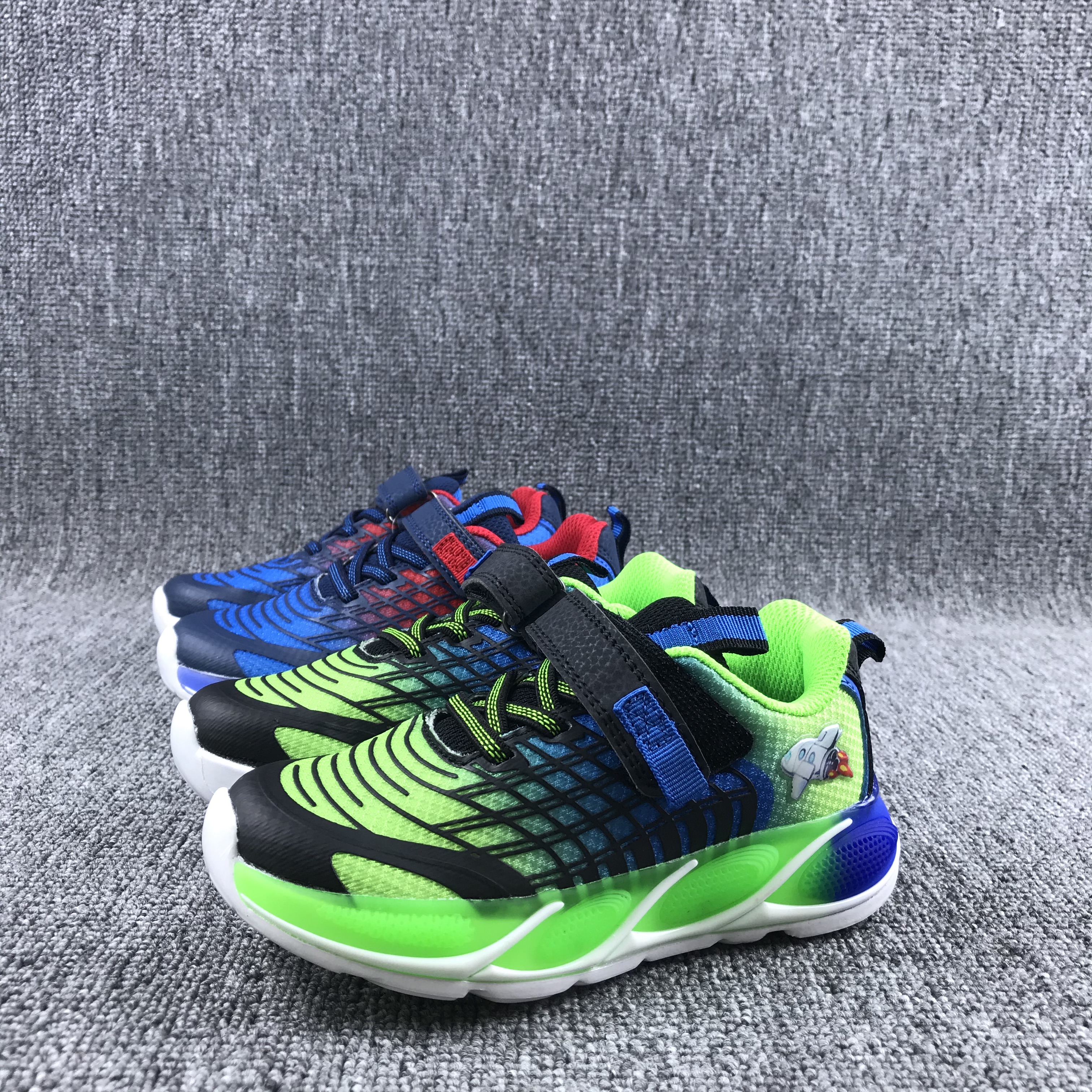 新款男童透气软底休闲跑步鞋闪灯