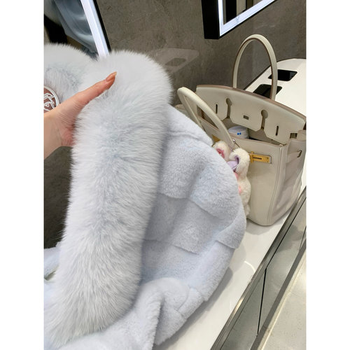 POET WONG【初雪降临】定染超浅梦幻蓝! 人气大狐狸毛领年轻皮草