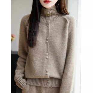 简约风立领纽扣针织开衫女秋冬新款加厚宽松显瘦慵懒保暖毛衣外套