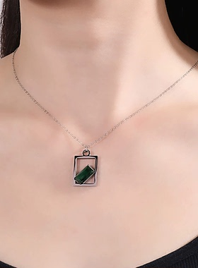 网红热销祖母绿方形吊坠项链女轻奢小众高级感锁骨链不锈钢吊饰搭