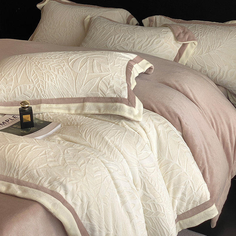 冬季轻奢风简约保暖牛奶绒四件套提花复古被套加厚床上用品咖粉色