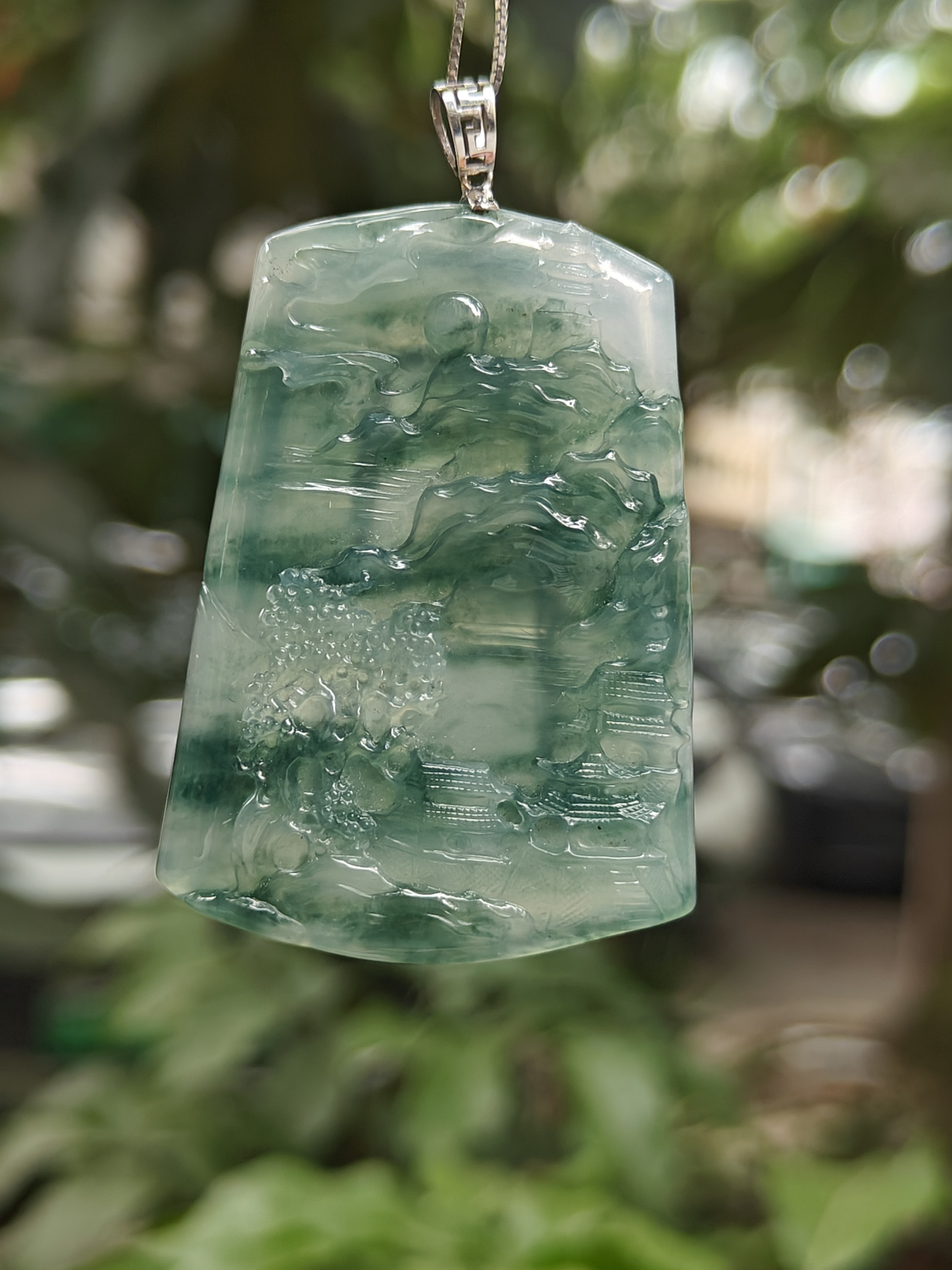 缅甸翡翠18k金扣头冰飘花山水牌，双面雕工（不含链子）