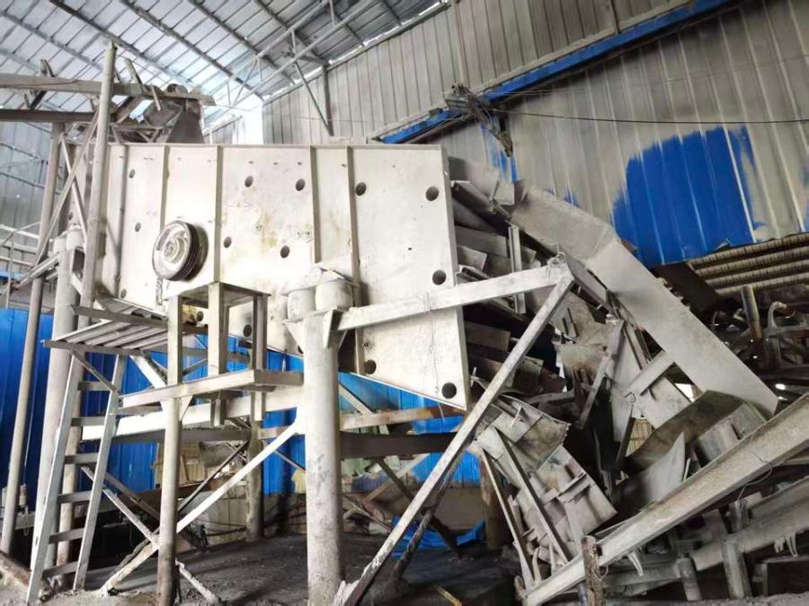 12月22日泸州存放在叙永县落卜镇虹峰石厂内的：制砂、洗砂机、除尘器、破碎机、振动筛、电力电压器等共计13件（整体拍卖）网络拍卖公告