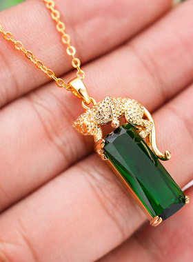 2021新款毛衣链小众个性黄金豹子吊坠o字链长方形祖母绿项链