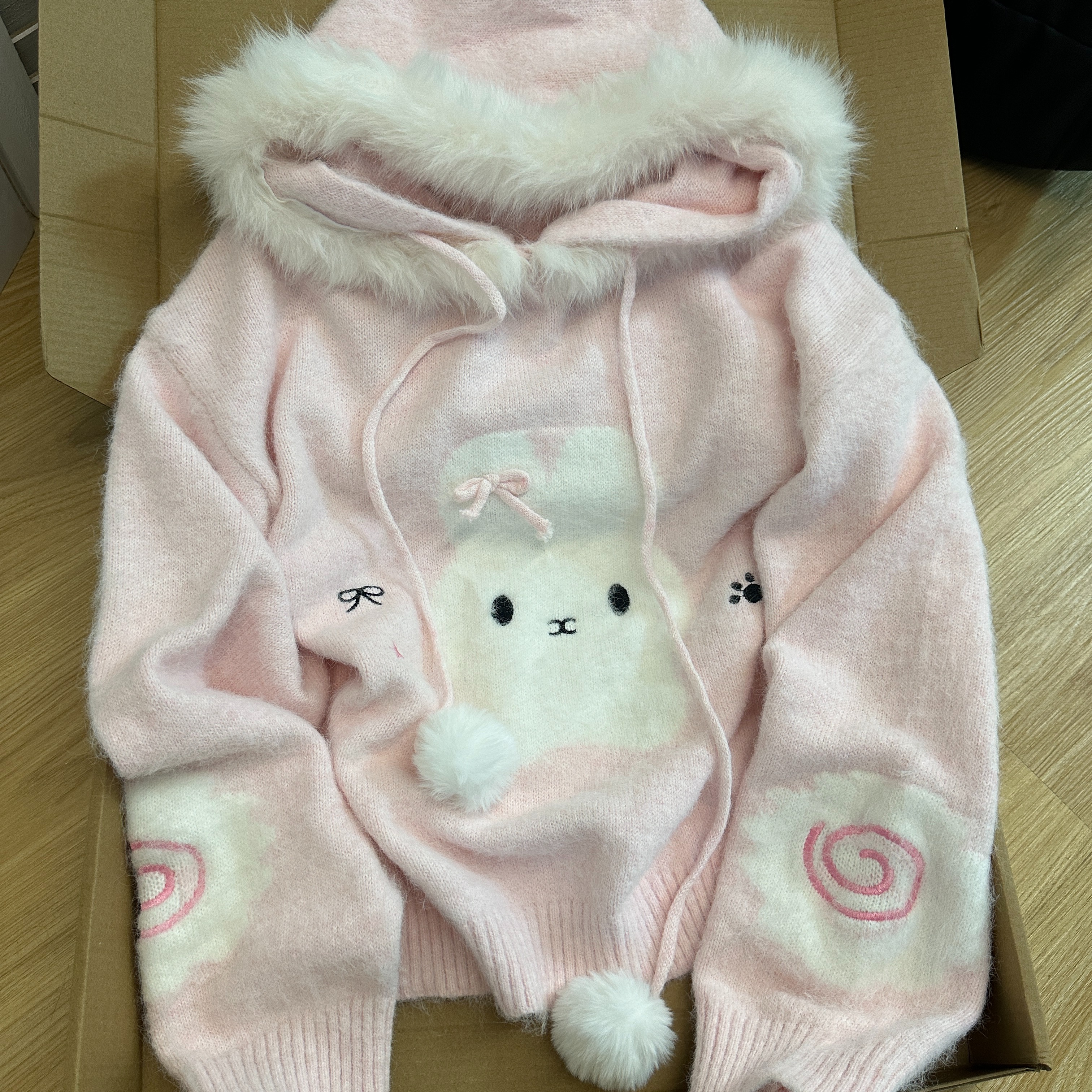 可爱卡通小白兔刺绣连帽毛衣外套