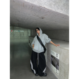 休闲运动风宽松阔腿卫裤 复古弯刀裤 黑白三条杠美式 不咸cheese