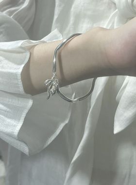 莫比乌斯环在逃公主蝴蝶结铃铛手镯女开口可调节闺蜜手环气质手饰
