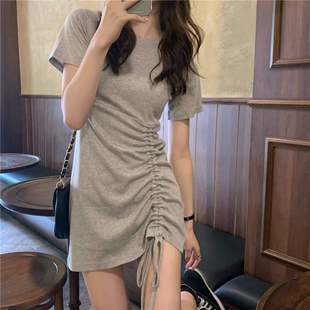 夏天显瘦小个子抽绳褶皱辣妹包臀修身收腰黑色休闲直身连衣裙子女