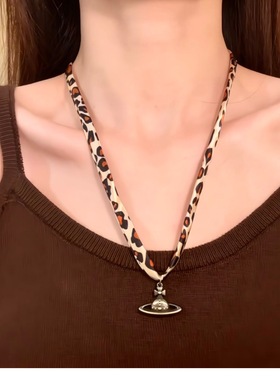 轻奢高级感卡家豹纹土星吊坠法式复古时尚百搭毛衣链锁骨项链颈饰