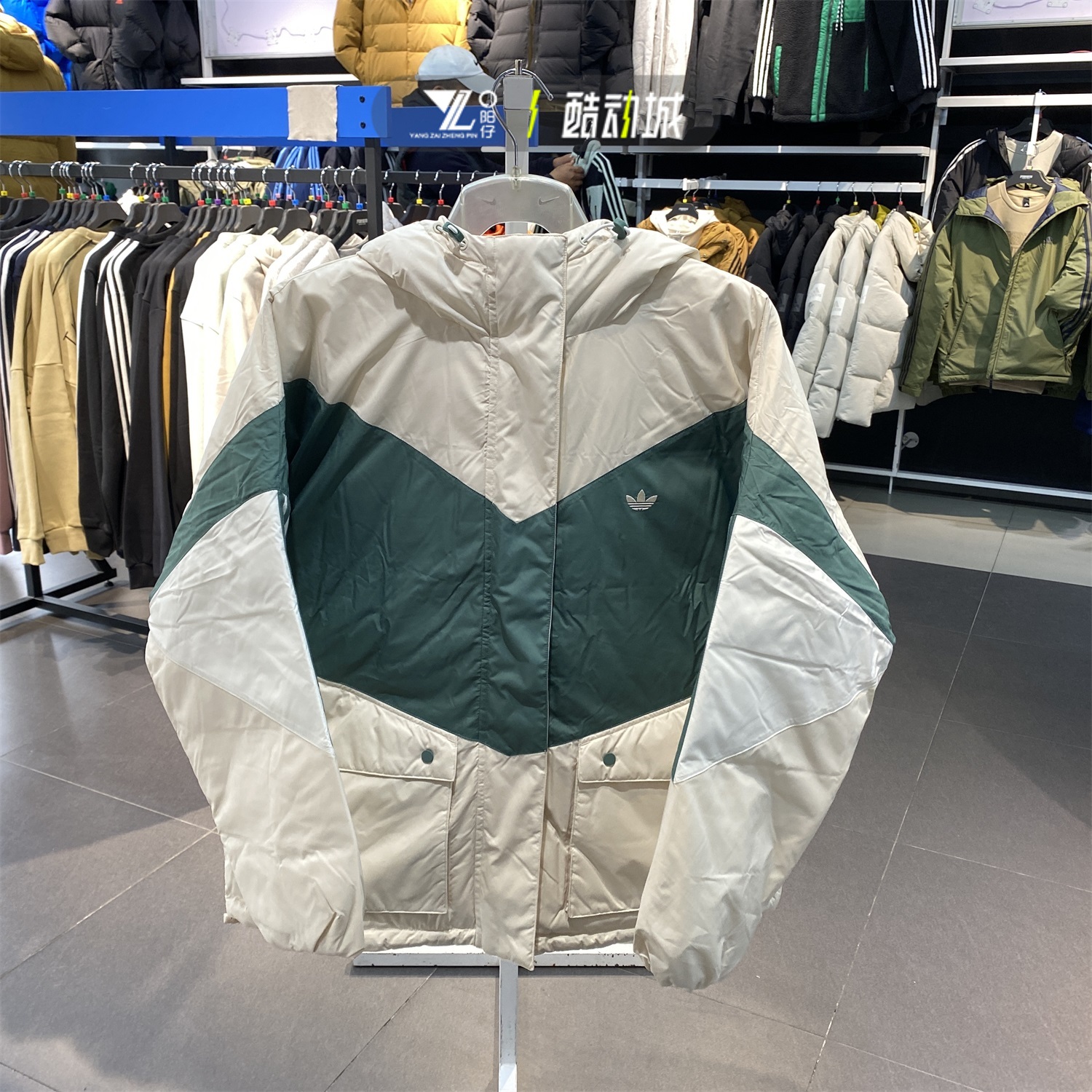 女子冬季短款连帽羽绒服