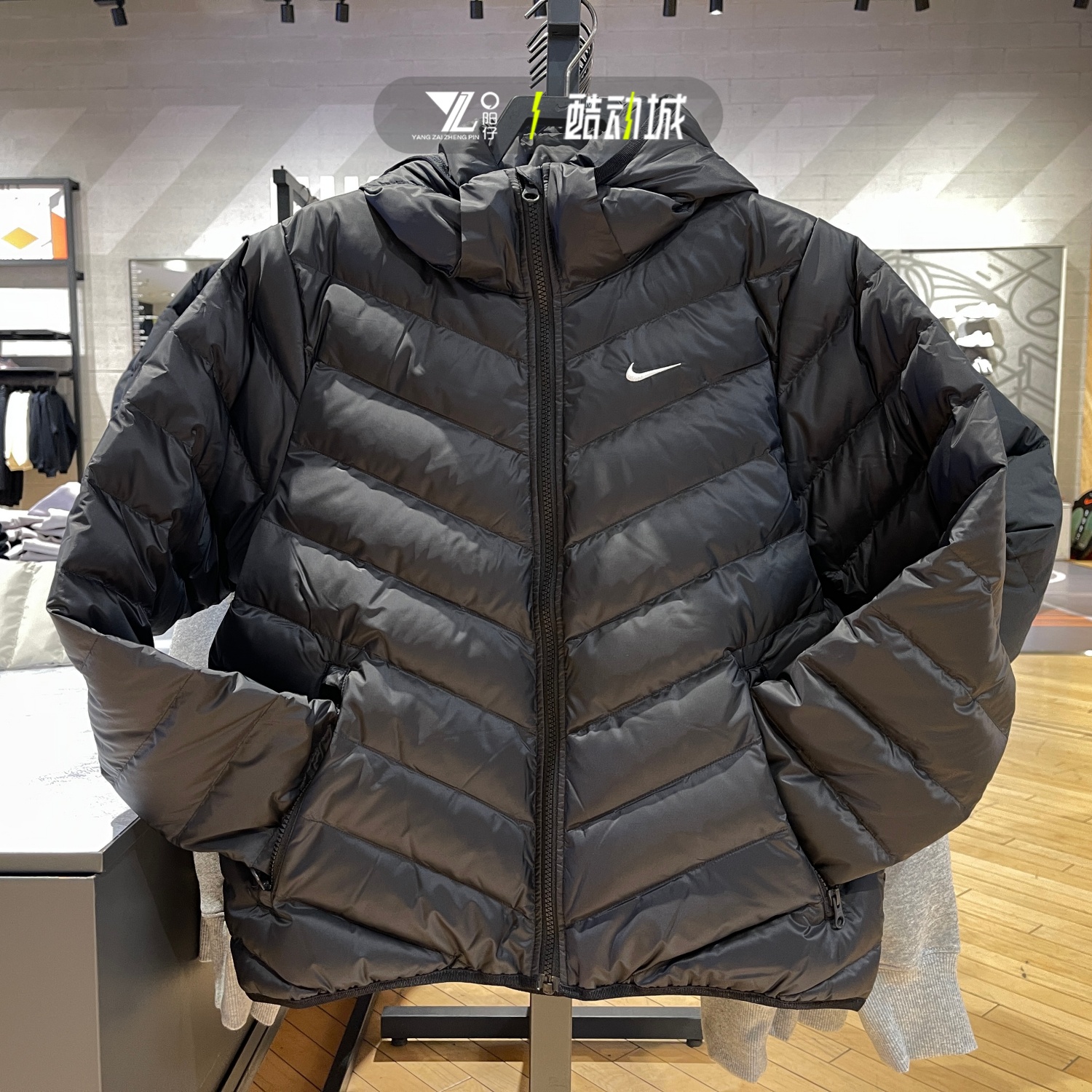 耐克女子运动休闲保暖轻薄羽绒服