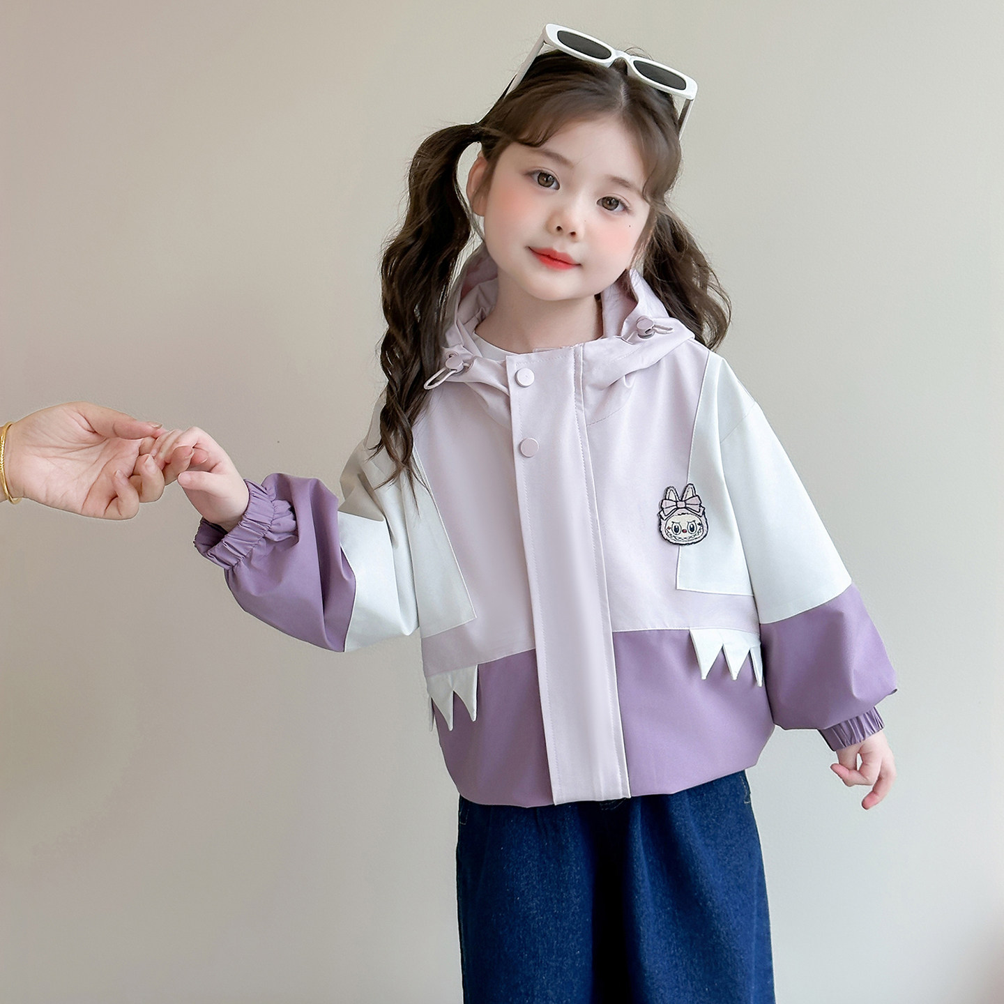 女童外套春秋2026新款儿童洋气卡通春装女宝宝时髦休闲春季冲锋衣