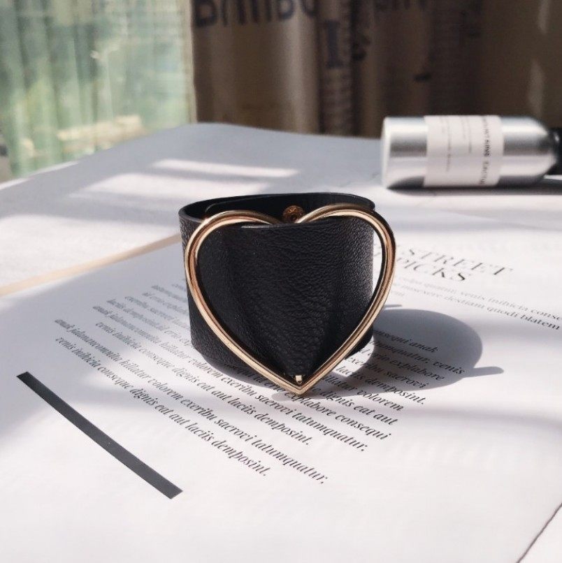 新款复古夸张皮质爱心宽手镯女手饰品配饰手腕装饰手环遮伤疤手镯