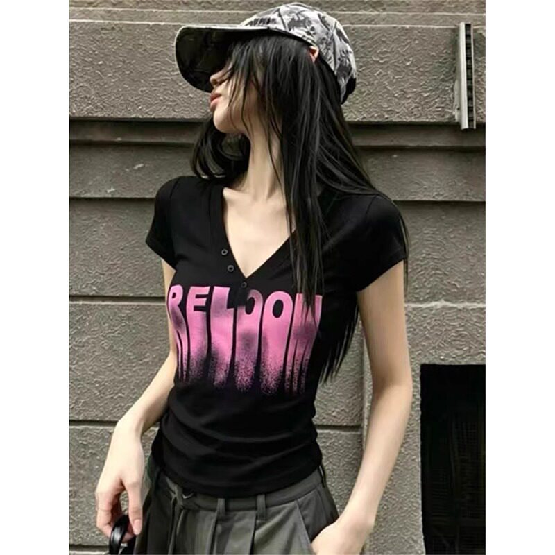 大码胖妹妹美式V领纽扣印花短袖t恤女2026夏季显瘦气质辣妹风上衣