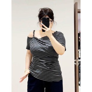 新款 大码 t恤夏季 女装 微胖mm气质设计感显瘦斜肩上衣 条纹露肩短袖
