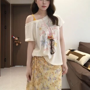 大码韩系假两件斜领露肩短袖t恤女夏季设计感涂鸦绝美百搭小上衣
