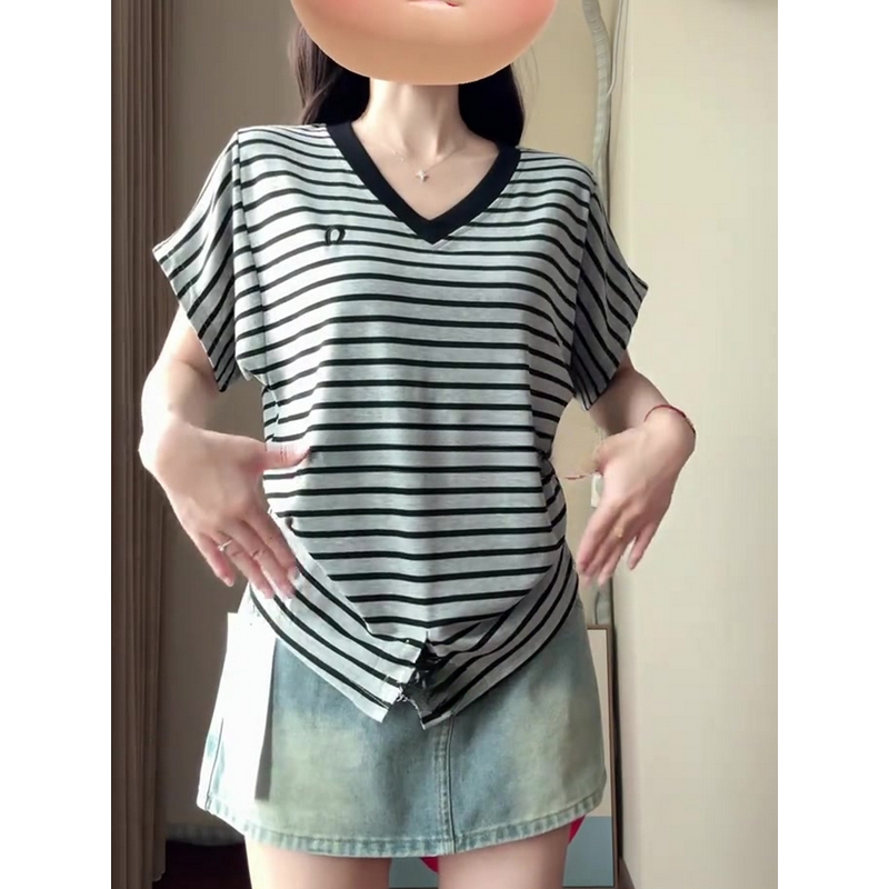 大码胖妹妹正肩V领条纹宽松蝙蝠袖T恤女夏季2025新款遮肉显瘦上衣