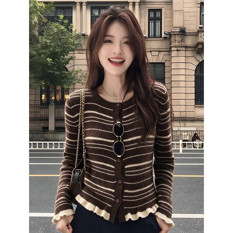 大码胖mm韩系辣妹木耳边条纹上衣女秋季新款显瘦气质设计感针织衫