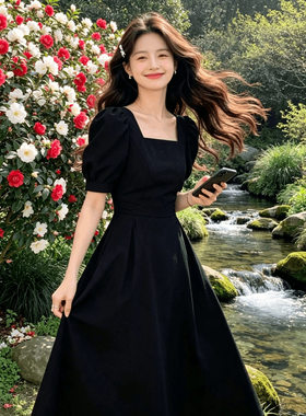 赫本风小黑裙女2026春秋新款复古方领长款过膝黑色气质连衣裙长裙