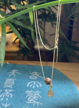 沉香吊坠承草木灵韵，轻垂颈间，半岁月沉淀温柔香
