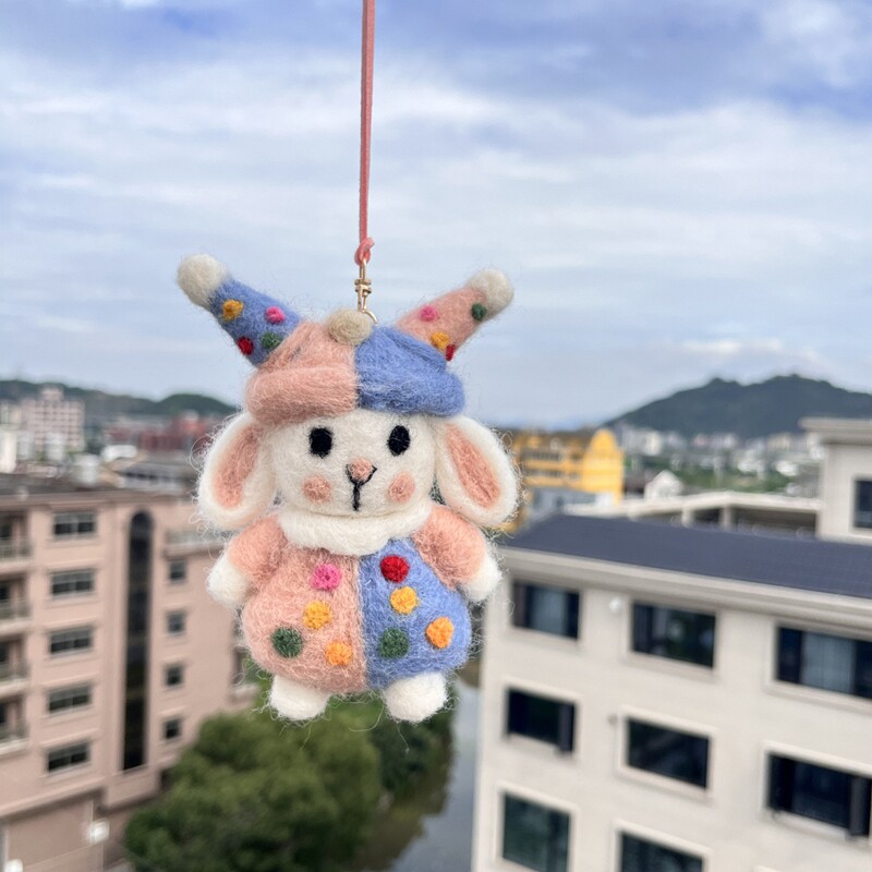 进口手工羊毛毡小丑兔子包挂件可爱钥匙扣车挂玩偶高颜值生日礼物