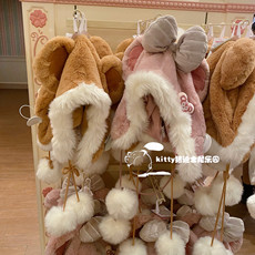 товар из китая 上海迪士尼达菲小熊雪莉玫卡通毛绒耳朵造型保暖帽可爱毛球帽冬季 Disney