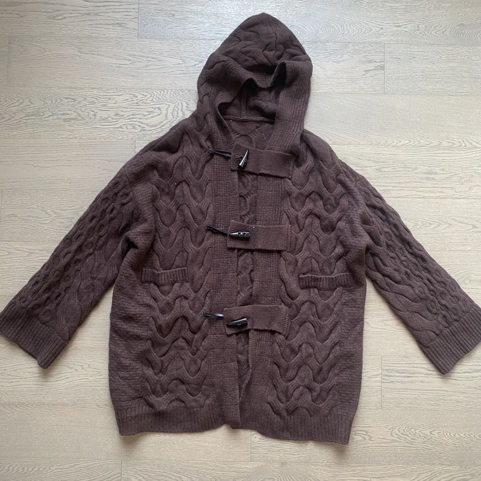 厚实纯羊毛牛角扣连帽扭结针织外套毛衣