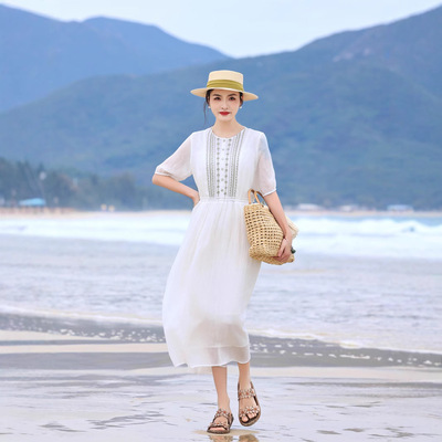 白色飘逸细苎麻加捻刺绣连衣裙