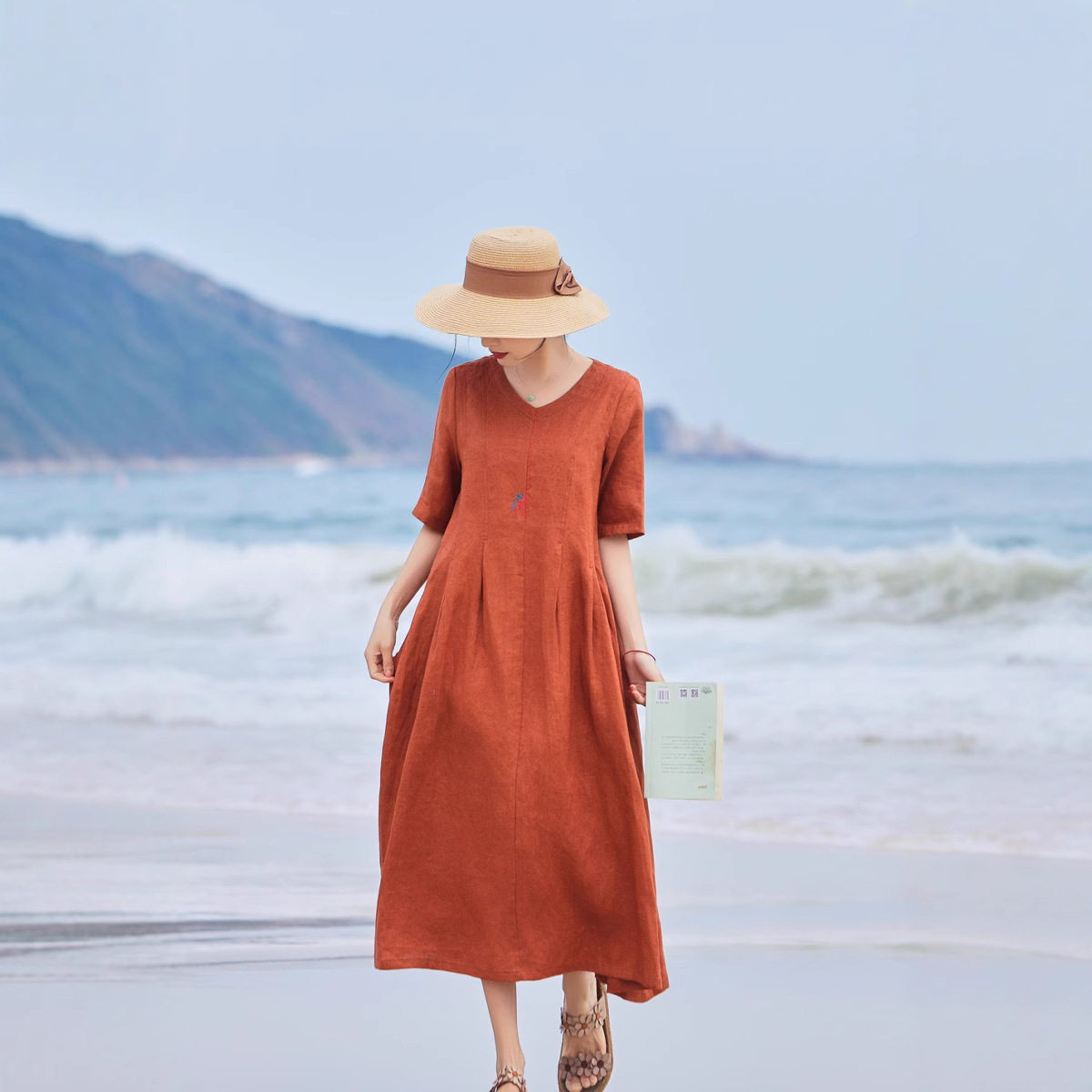 2025新款原创女装亚麻刺绣文艺范连衣裙大摆桃心领气质宽松连衣裙