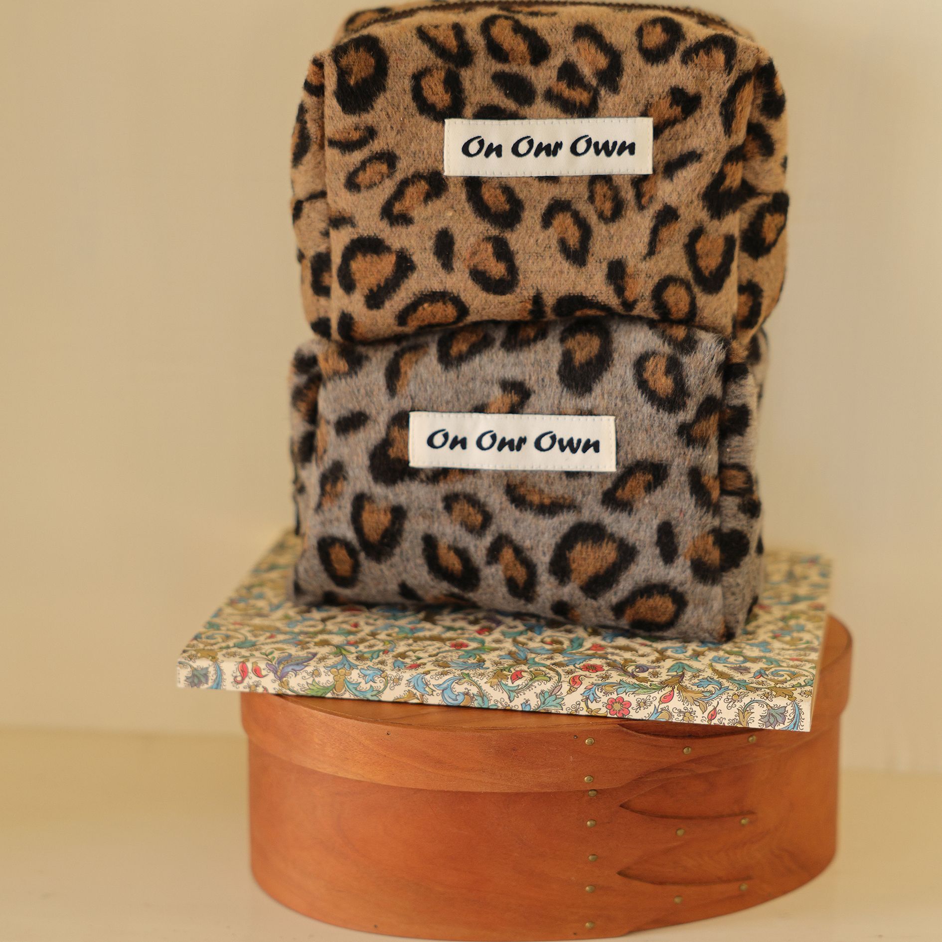 On Our Own 原创 大象灰肉桂棕豹纹毛呢吐司收纳包 拉链收纳袋