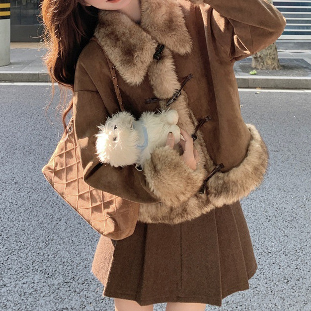 复古毛毛拼接麂皮绒外套女2025秋冬季新款短款宽松牛角扣独特好看