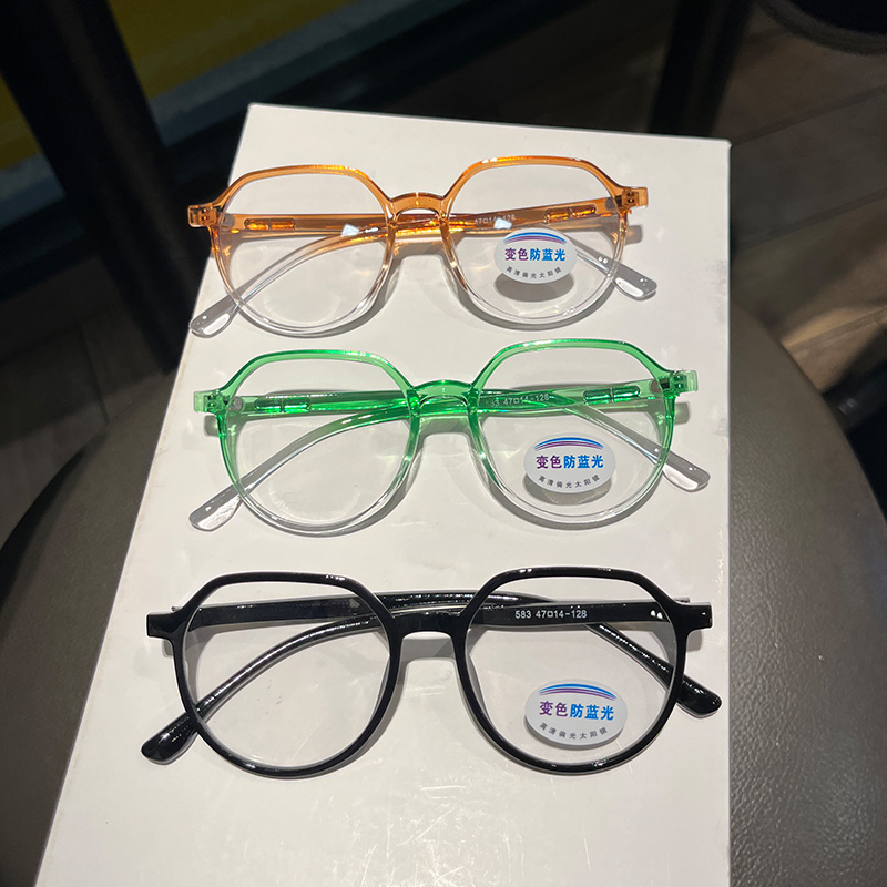 2025新款儿童防蓝光变色平光镜变灰色太阳镜男女童眼镜个性潮墨镜