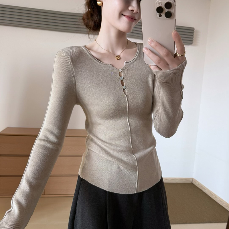 话里设计感小扣子打底衫