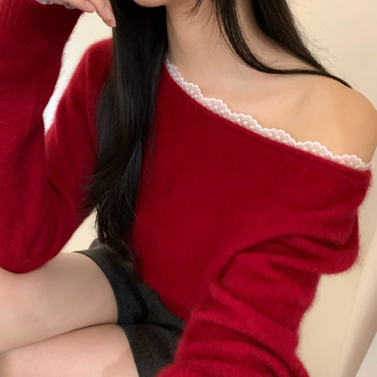 SHEEP.-韩系浣熊小女人一字肩花边保暖毛衣（含40羊毛）