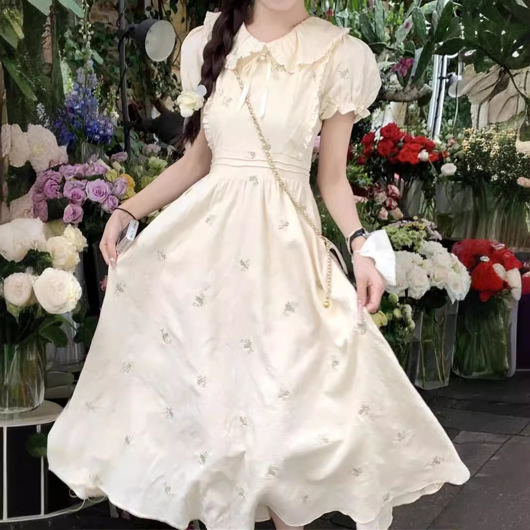 法式高级感杏色碎花连衣裙森系甜美可爱女娃娃领显瘦短款