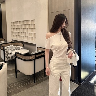 设计感纯欲辣妹显瘦 露肩短款 M900斜肩上衣t恤女短袖 白色2025新款
