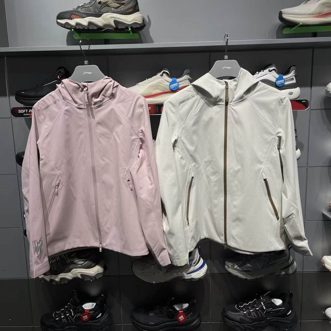 李宁冲锋衣2025新款户外CF溯万龙甲女子防泼水防风外套AEMV040