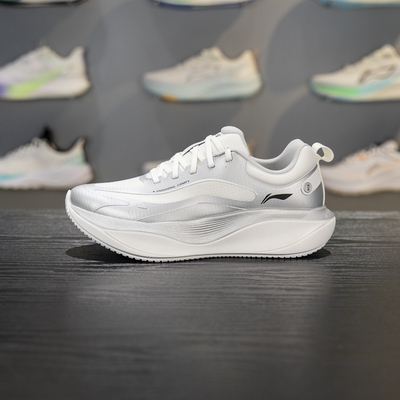 李宁女子跑鞋缓震回弹