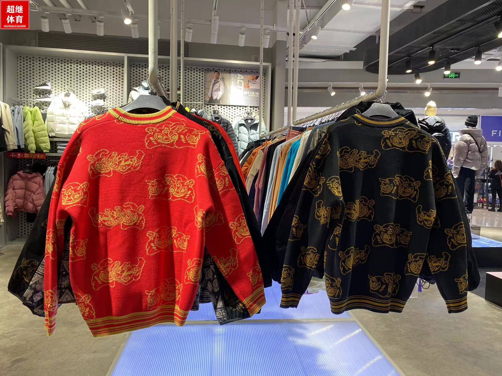 LI NING RIJIN 골드 스웨터 2022 봄 신년 타이거 스킨 패턴 루즈 풀오버 웜 탑 AMBS025