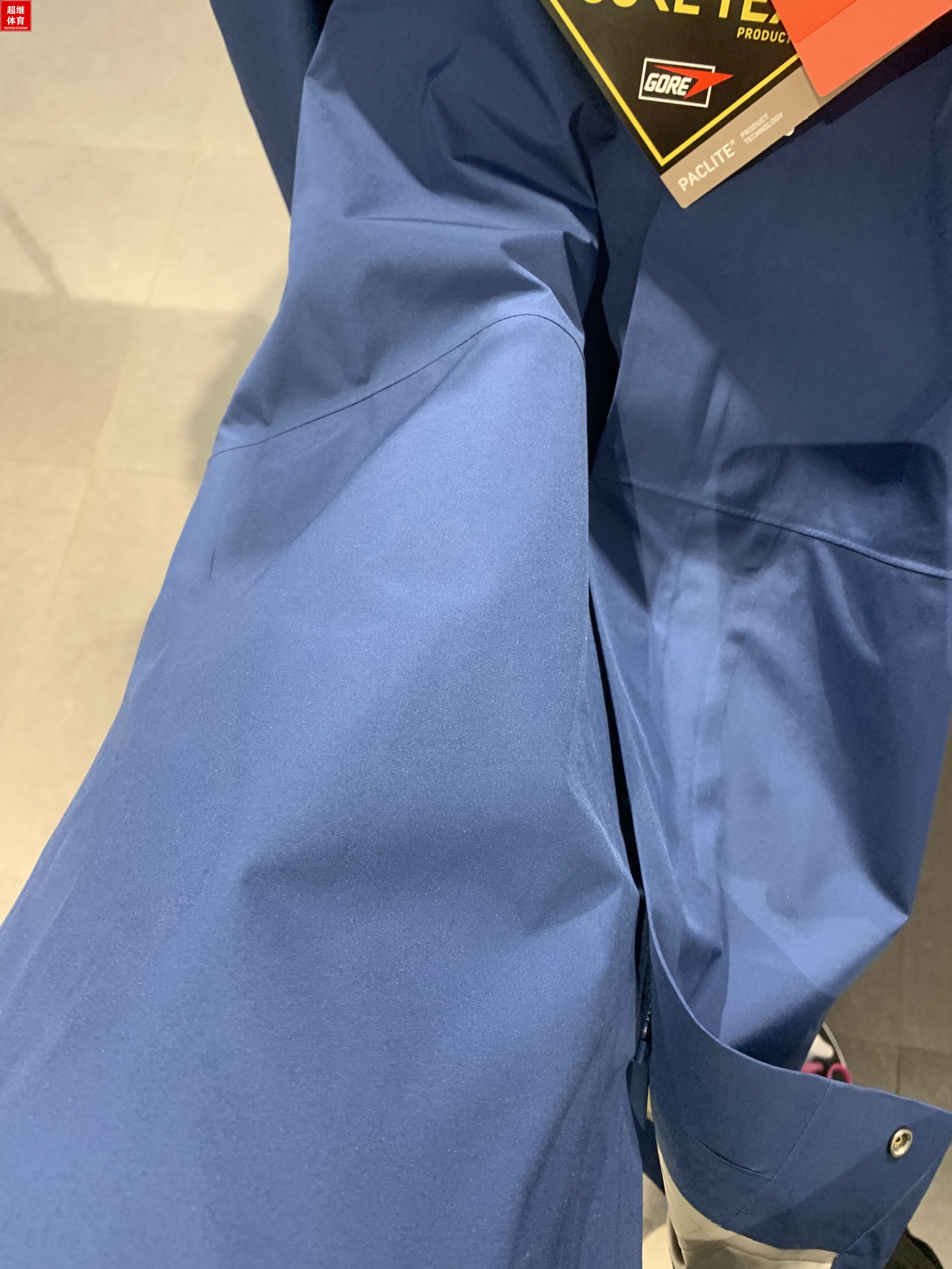 21중국 리 닝  스포츠 패션 시리즈 남자의 간단한 느슨한 중간 길이 후드 스포츠 용 재킷 AFDQ887