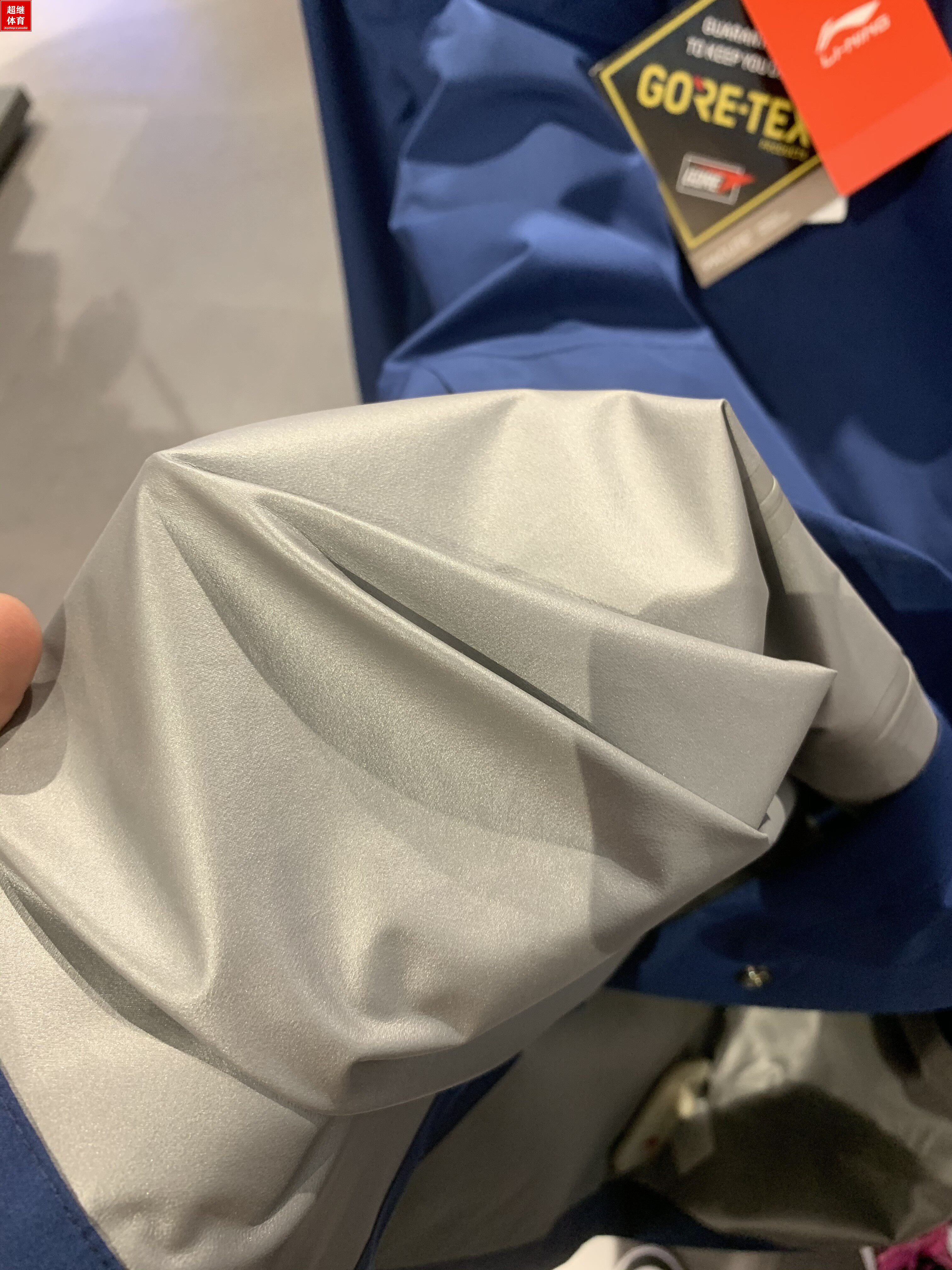 21중국 리 닝  스포츠 패션 시리즈 남자의 간단한 느슨한 중간 길이 후드 스포츠 용 재킷 AFDQ887