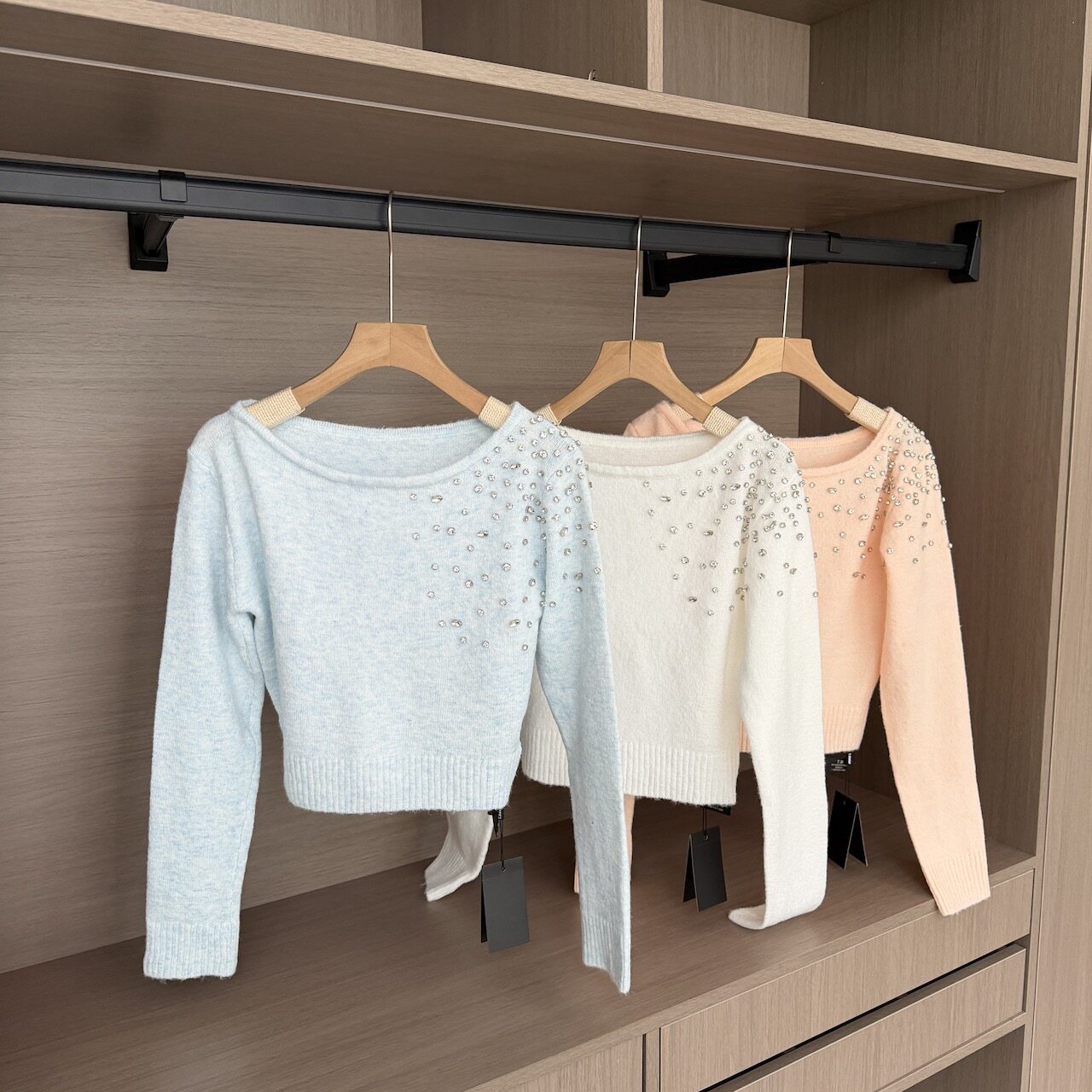 JustQin娇柔月光 2025秋冬新款性感收腰一字肩镶钻毛衣女针织