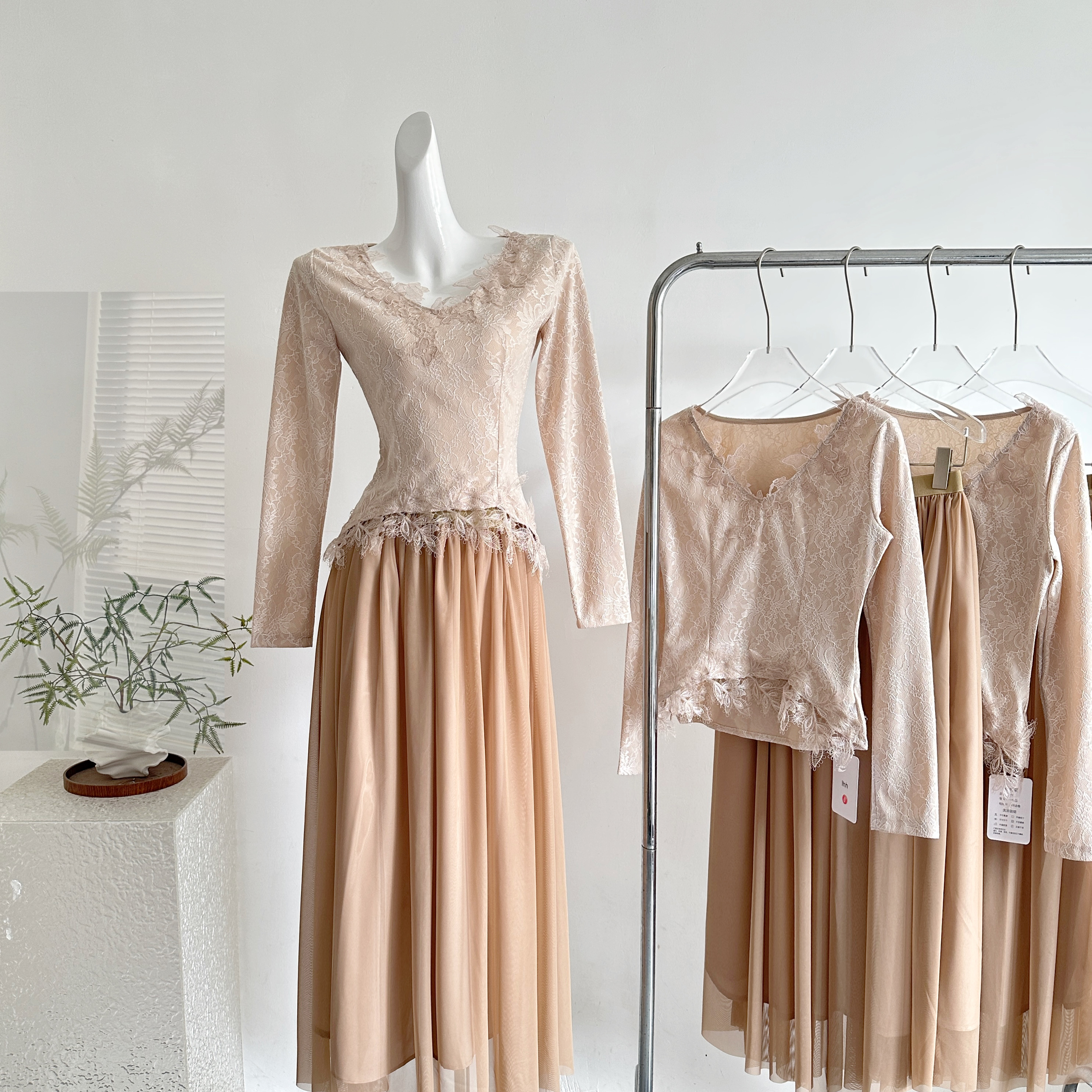 木子李的李设计感V领内搭蕾丝上衣长袖开衫外套垂感网纱半身裙秋