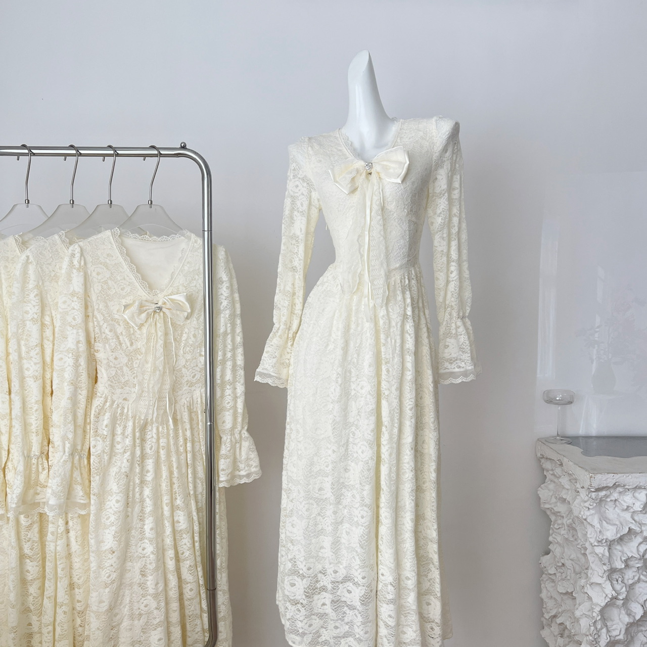 初梦POKEMENG 雾月白兰 蕾丝氛围感长袖V领花边收腰长款连衣裙